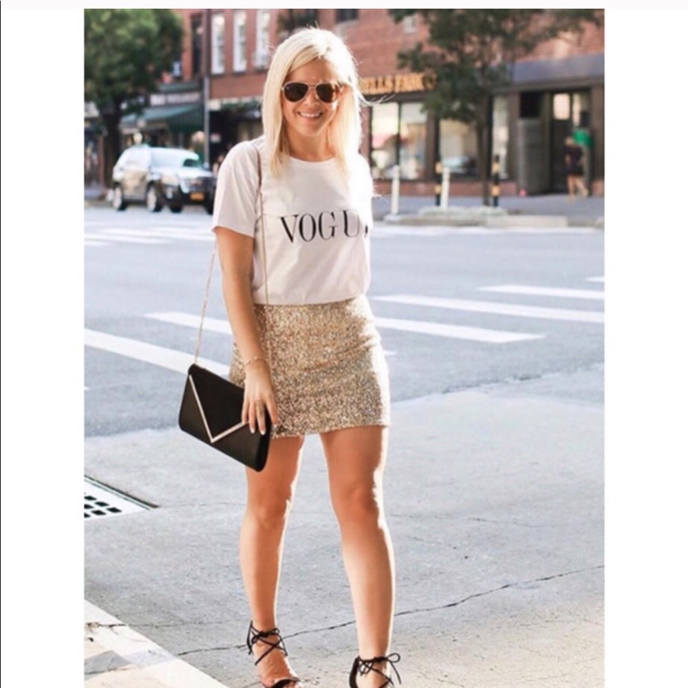 HP✨Gorgeous gold sequin mini skirt - Picture 4 of 8